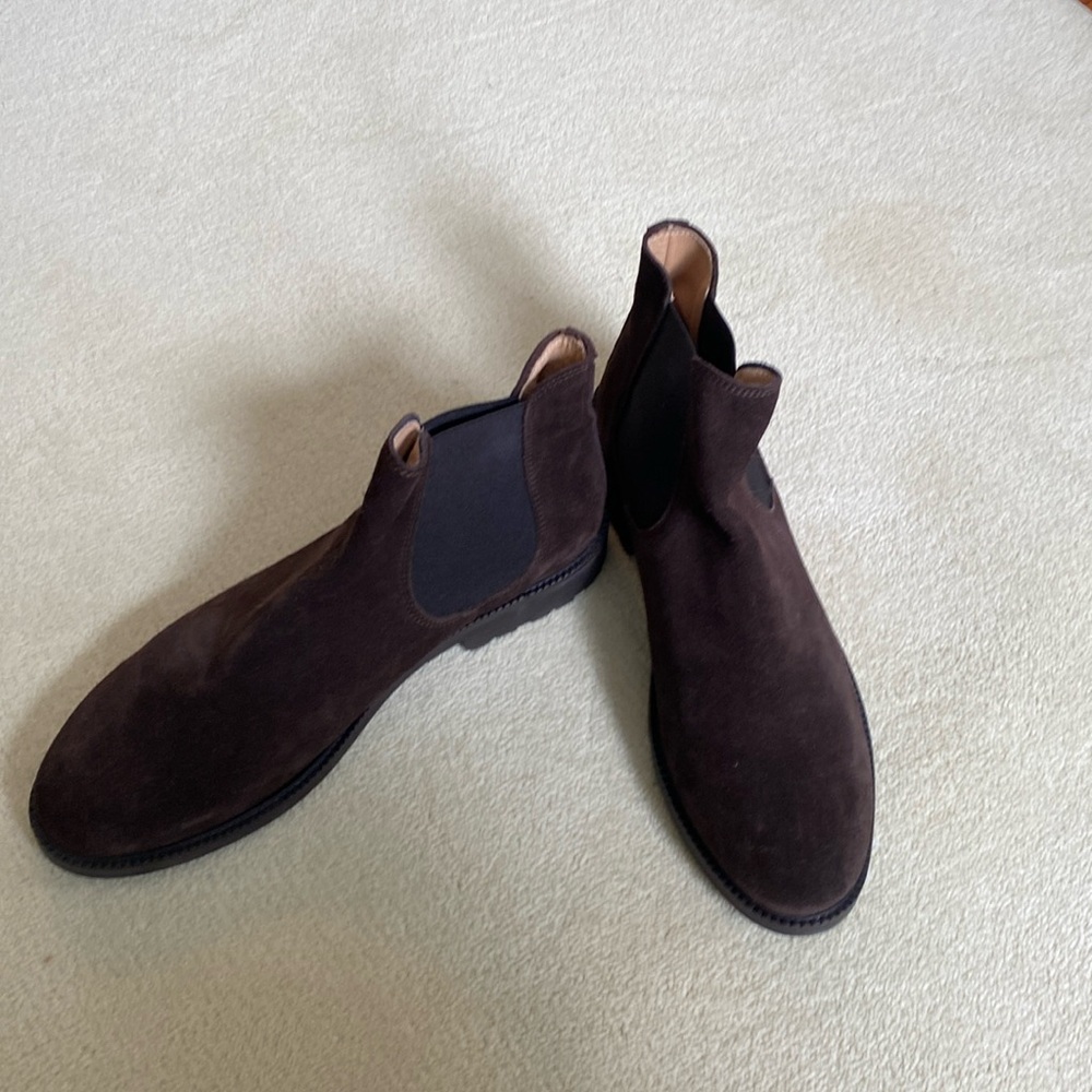 Gallucci Chelsae boots NEVER WORN. Brown suede.